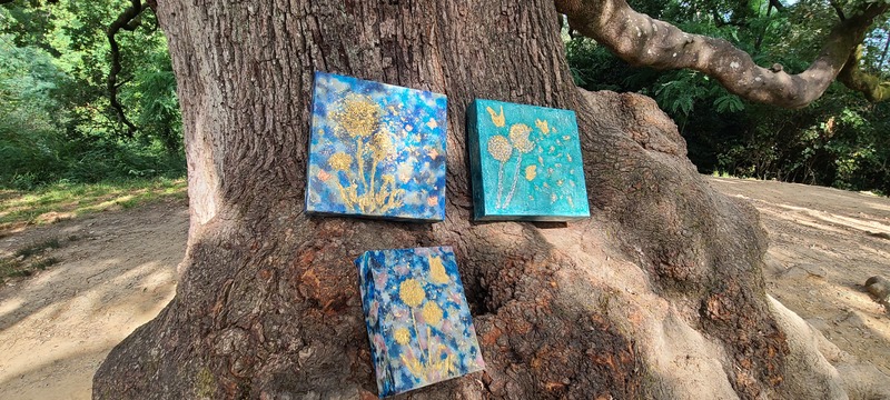 魔女の木の上にあるタンポポの綿毛が金色の青い絵画　マッジーファインアート　マリンのソフィオーネ　アクアのソフィオーネ　サマーナイトのソフィオーネ
