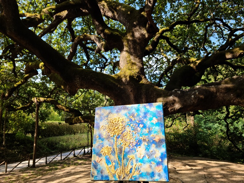 マリンのソフィオーネ 大きな魔女の木と金のタンポポの綿毛と金色の蝶々の絵画 イタリアの現代画家マッジーフランチェスコ