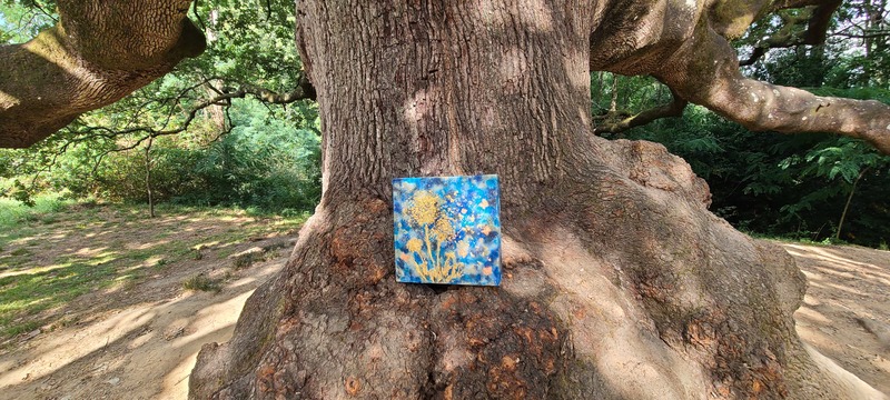 マリンのソフィオーネ　魔女の木と金色のタンポポの綿毛と蝶々の絵画　イタリアの現代画家マッジーフランチェスコ