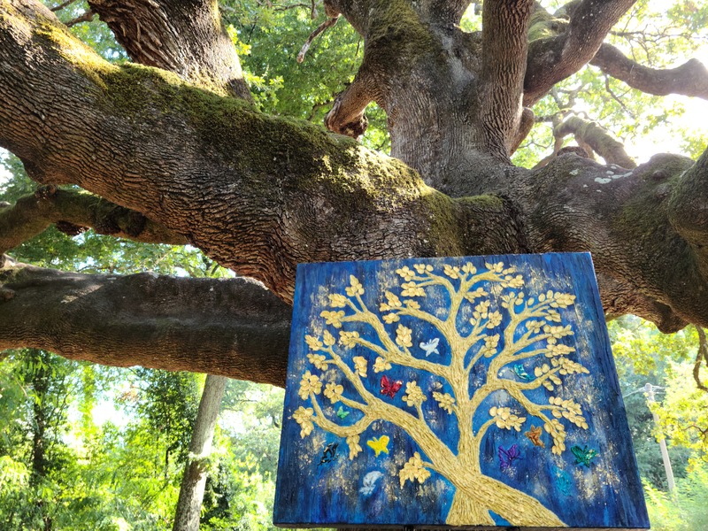 魔女の木と金色の木と蝶々の青い絵画　イタリアの現代アーティスト　マッジーフランチェスコの魔女の木　