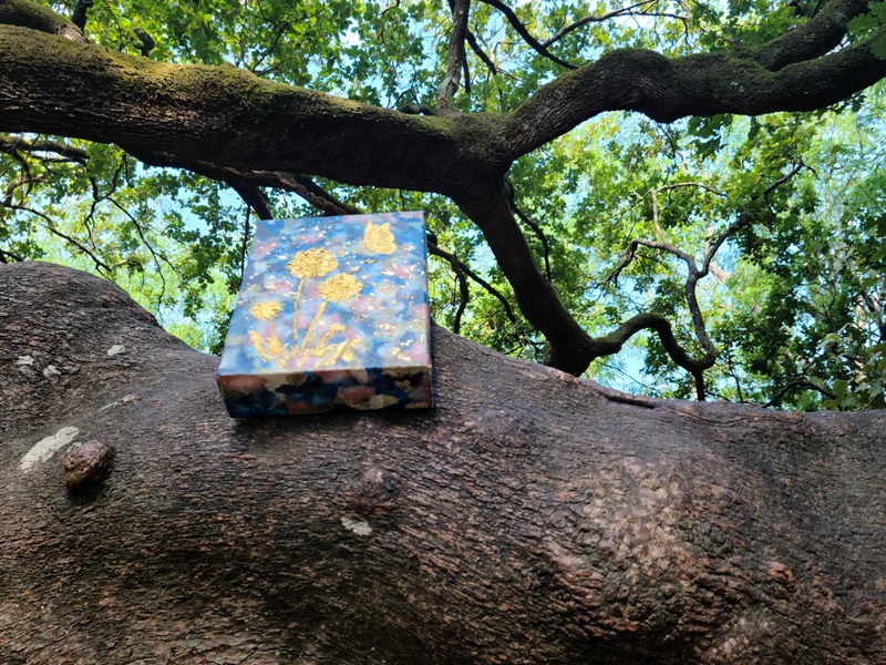 魔女の木の太い枝に飾られた金のタンポポの綿毛と金の蝶々の絵画　マッジーファインアート　サマーナイトのソフィオーネ