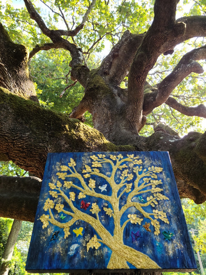 魔女の木と金色の木と蝶々の青い絵画　イタリアの現代アート　マッジーフランチェスコの魔女の木　