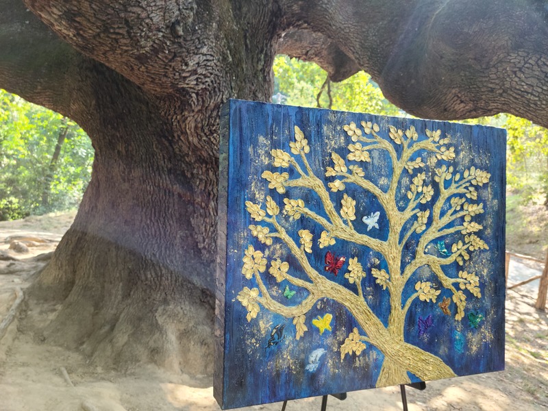 魔女の木と金色の木と蝶々の青い絵画　イタリアの現代アート画家　マッジーフランチェスコの魔女の木　