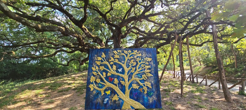 魔女の木と金色の木と蝶々の青い絵画　イタリアの現代画家の油絵　魔女の木
