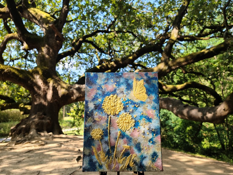 魔女の木と金のタンポポの綿毛と金の蝶々の絵画　マッジーファインアート　サマーナイトのソフィオーネ