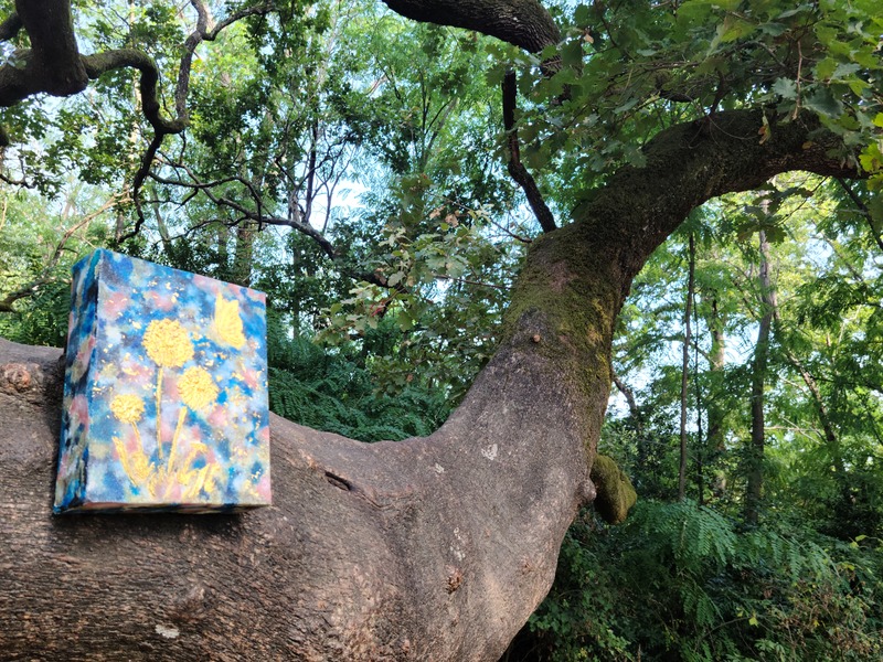 魔女の木の太い枝に飾られた金のタンポポの綿毛と金の蝶々の絵画　マッジーファインアート　サマーナイトのソフィオーネ