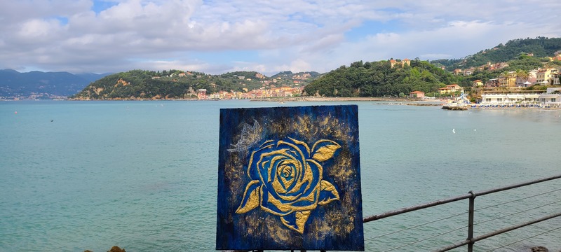 レーリチの海と青いバラの絵画　24金で輝く青いバラ　イタリアの現代絵画アーティスト　マッジーフランチェスコ