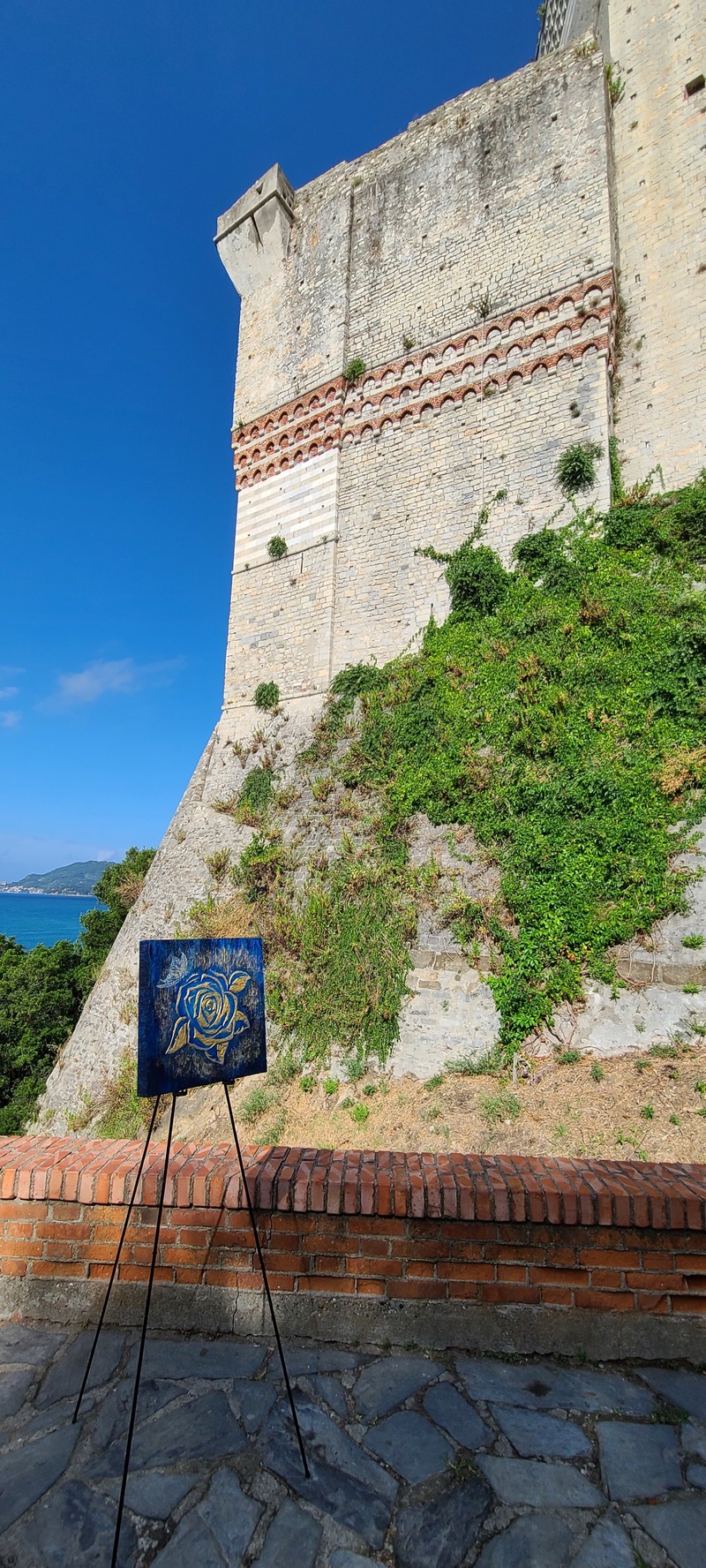 レーリチの古城と青いバラの絵画　24金で輝く青いバラ　イタリアの現代絵画アーティスト　マッジーフランチェスコ