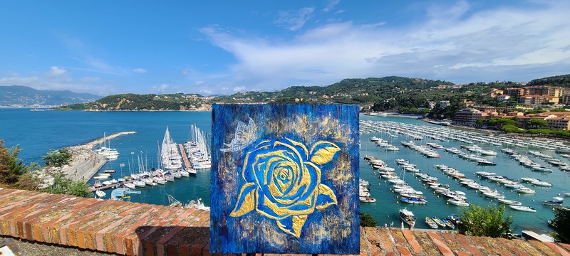 レーリチの古城からの眺めと青いバラの絵画　24金で輝く青いバラ　イタリアの現代絵画アーティスト　マッジーフランチェスコ