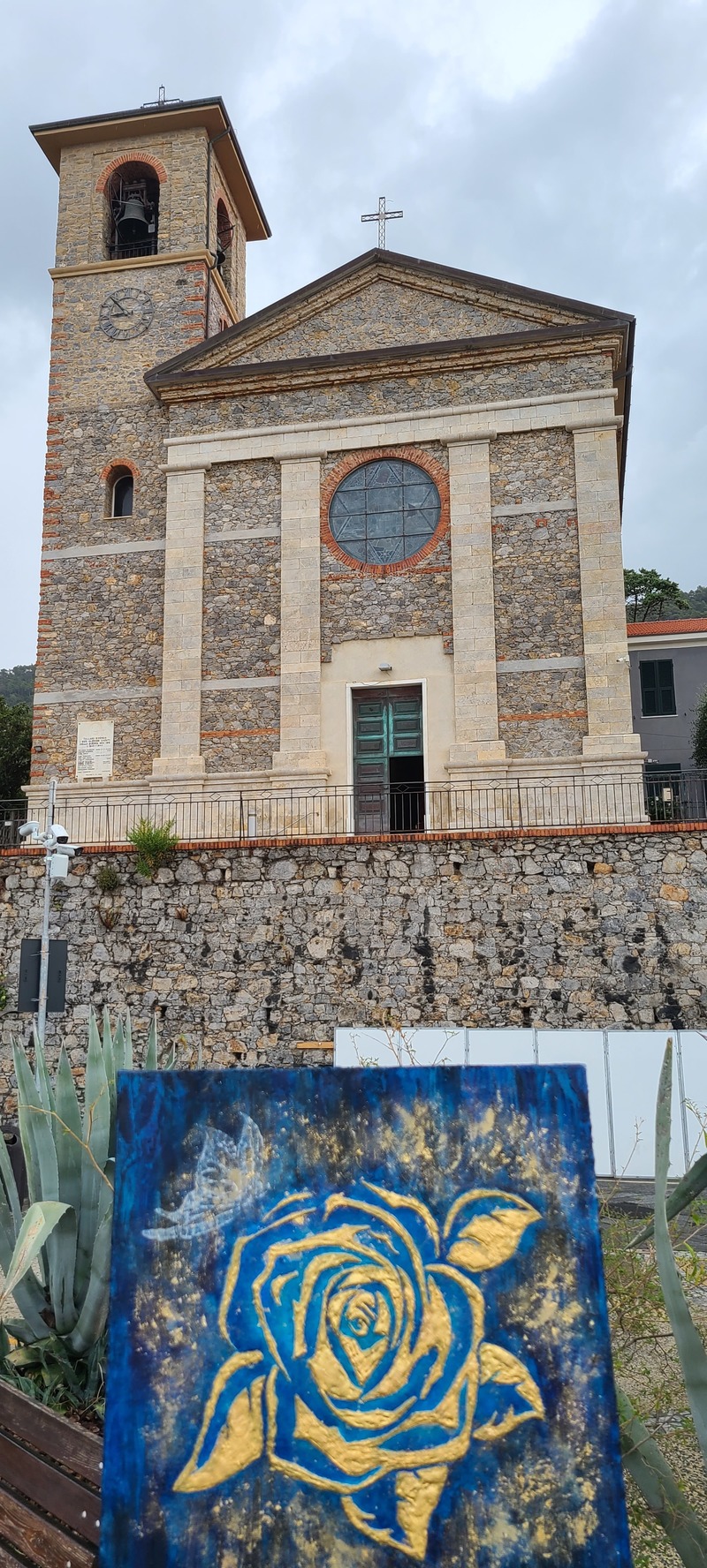 テッラロの教会と青いバラの絵画　24金で輝く青いバラ　イタリアの現代絵画アーティスト　マッジーフランチェスコ