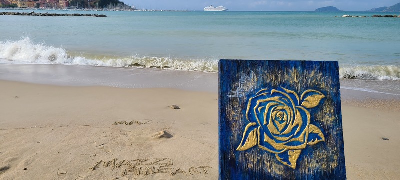 レーリチの海と砂浜と青いバラの絵画　24金で輝く青いバラ　イタリアの現代絵画アーティスト　マッジーフランチェスコ